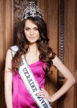 3. Oleysa Stefanko – Ms. Ukraine e1314683510715 10 Hottest Miss Universe Contestants in 2011