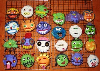4. Frosty Decorated Creepy Cup Cakes e1318862891176 Top 10 Halloween Party Ideas   [Hallow Eve]