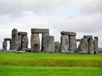 6. Stonehenge e1319819425959 Top 10 Most Popular Historical Places in the World