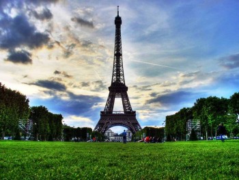 8. Eiffel Tower e1319819345334 Top 10 Most Popular Historical Places in the World