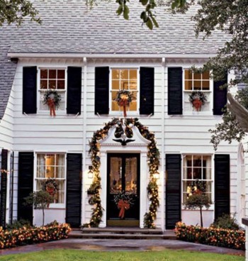 4. The Classical Wreaths and Garlands e1321036468484 Top 10 Christmas Decoration Ideas