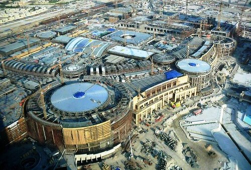 2. Tour Around at Dubai Mall with Your Comfy Shoes e1334645353540 Top 10 Things to Do When You Go to Dubai