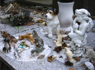 10. Cimetiere des Chiens e1351245797131 Top 10 Most Bizarre Cemeteries in the World