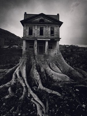 http://www.tiptoptens.com/wp-content/uploads/2014/10/Creepy-Houses-28.jpg