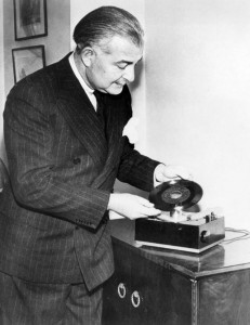 RCA_45_rpm_phonograph_and_record_Arthur_Fiedler_1949