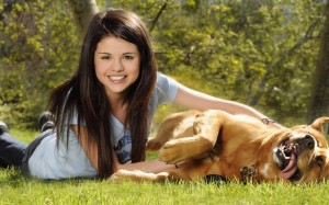 Selena-Gomez-playing-with-Dog-Wallpaper