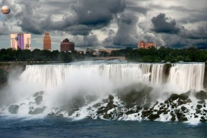 Niagara_Falls_before_a_rain_storm_(2007)