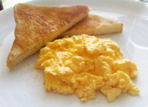 Scrambled_Eggs_and_Toast