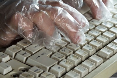 dirty-computer-keyboard-used-with-gloves