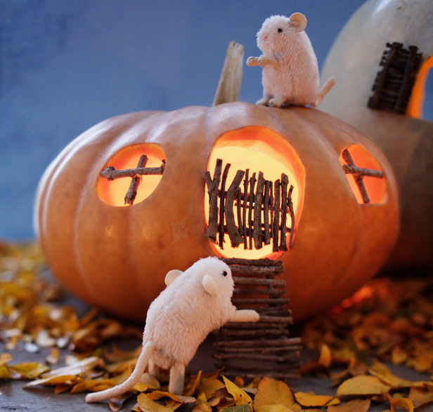 pumpkin-carving-ideas-haunted-mouse-houses