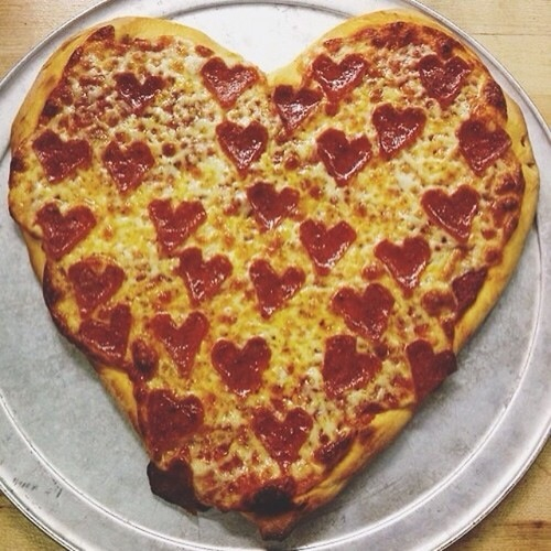 90918-Heart-Pepperoni-Pizza