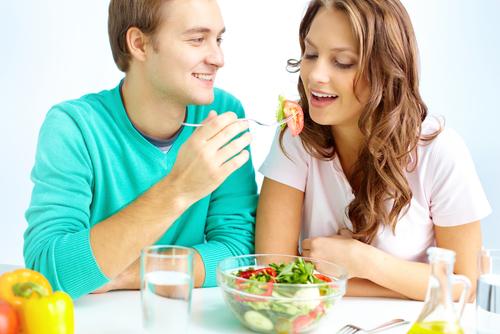 man-feeding-woman-vegetable-salad_0