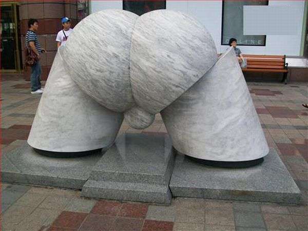 weird-statues-19