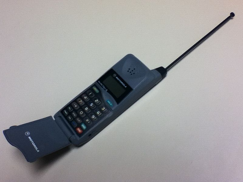 800px-Motorola_MicroTAC_Piper_1